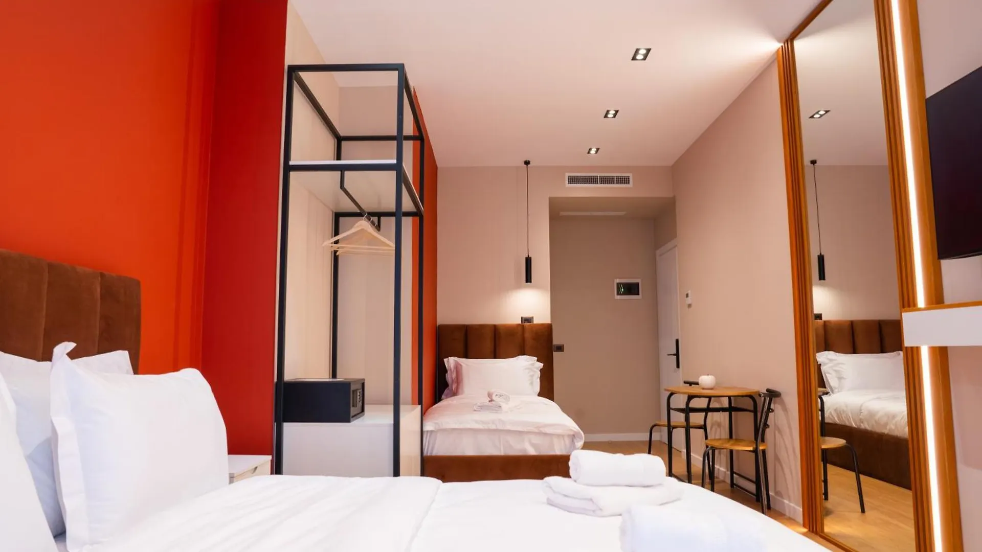 My Way Rooms 티라나 B&B